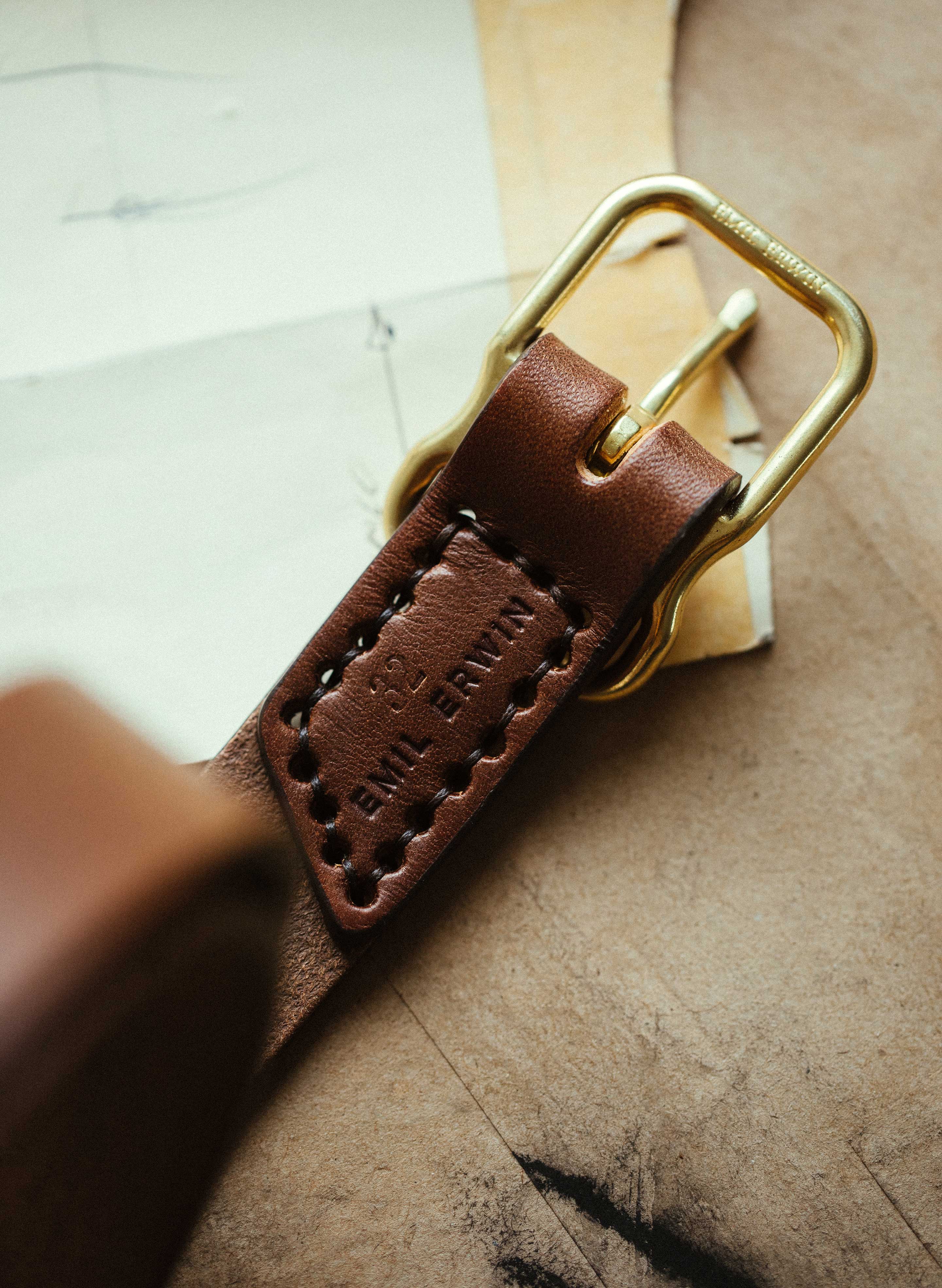 emil erwin narrow signature belt in walnut - Image 7