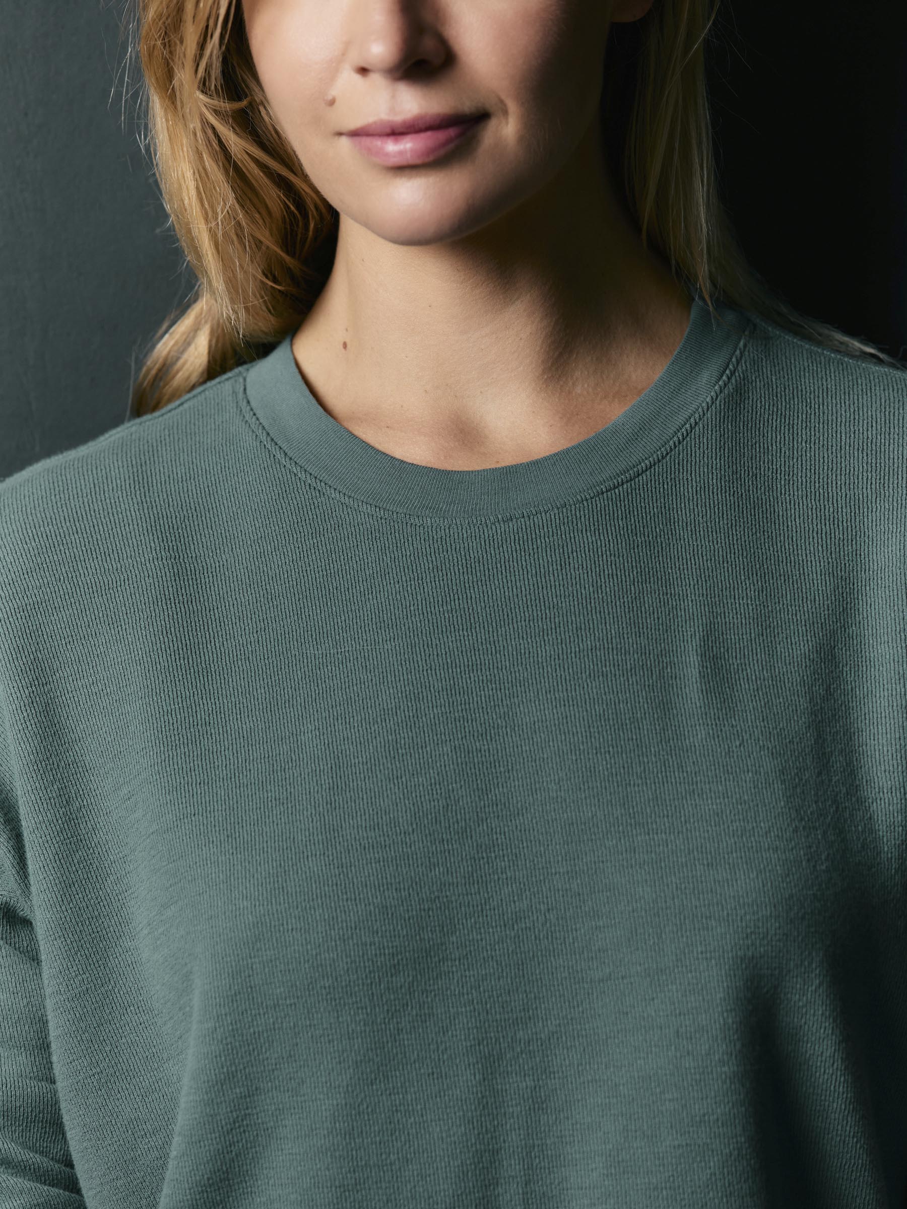 long sleeve midweight crew in spruce - Image 3