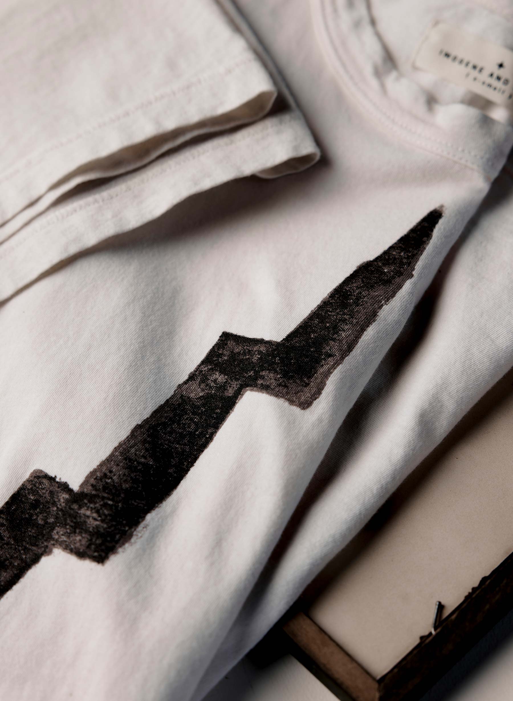the "bolt" tee in vintage white - Image 2