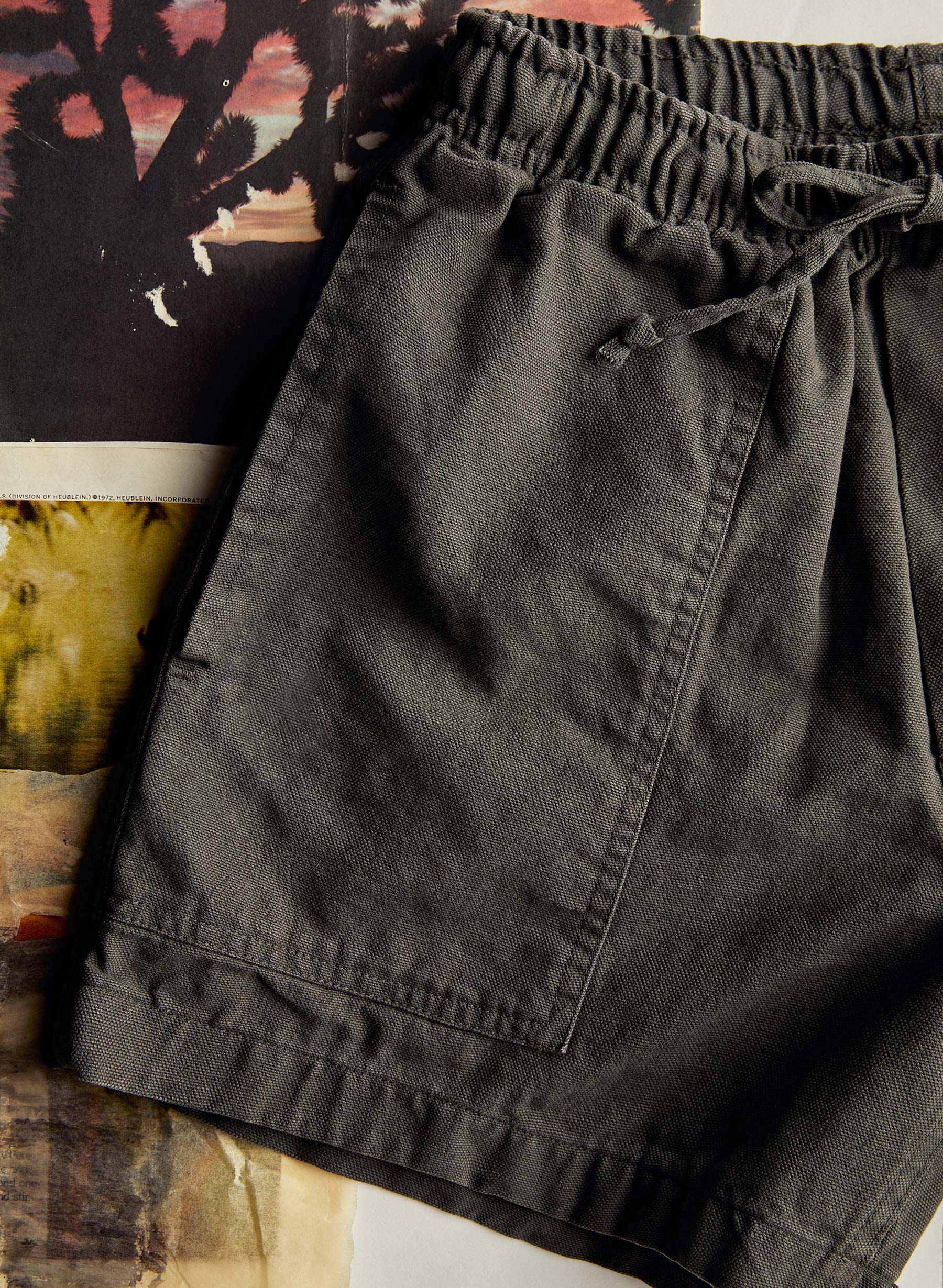 the canvas lounge short in faded black - Image 5
