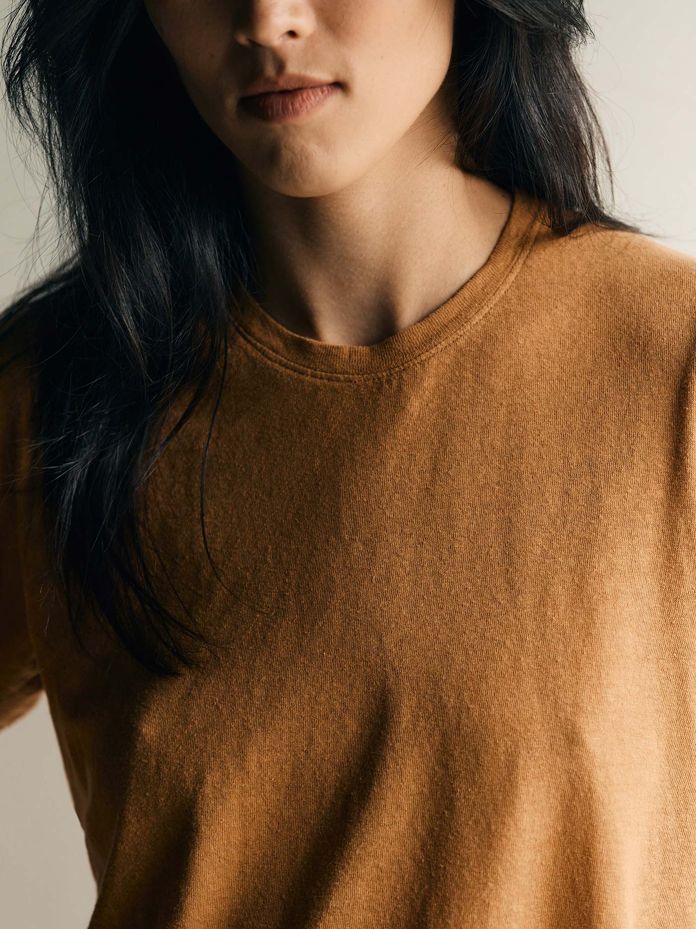 the cotton hemp tee in field brown - Image 5