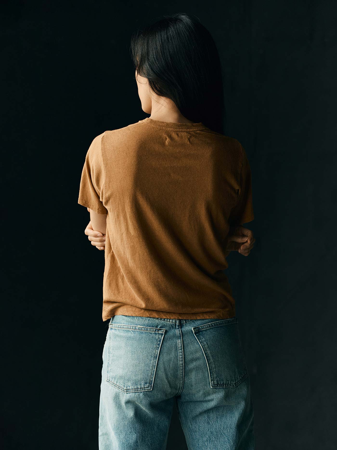 the cotton hemp tee in field brown - Image 6