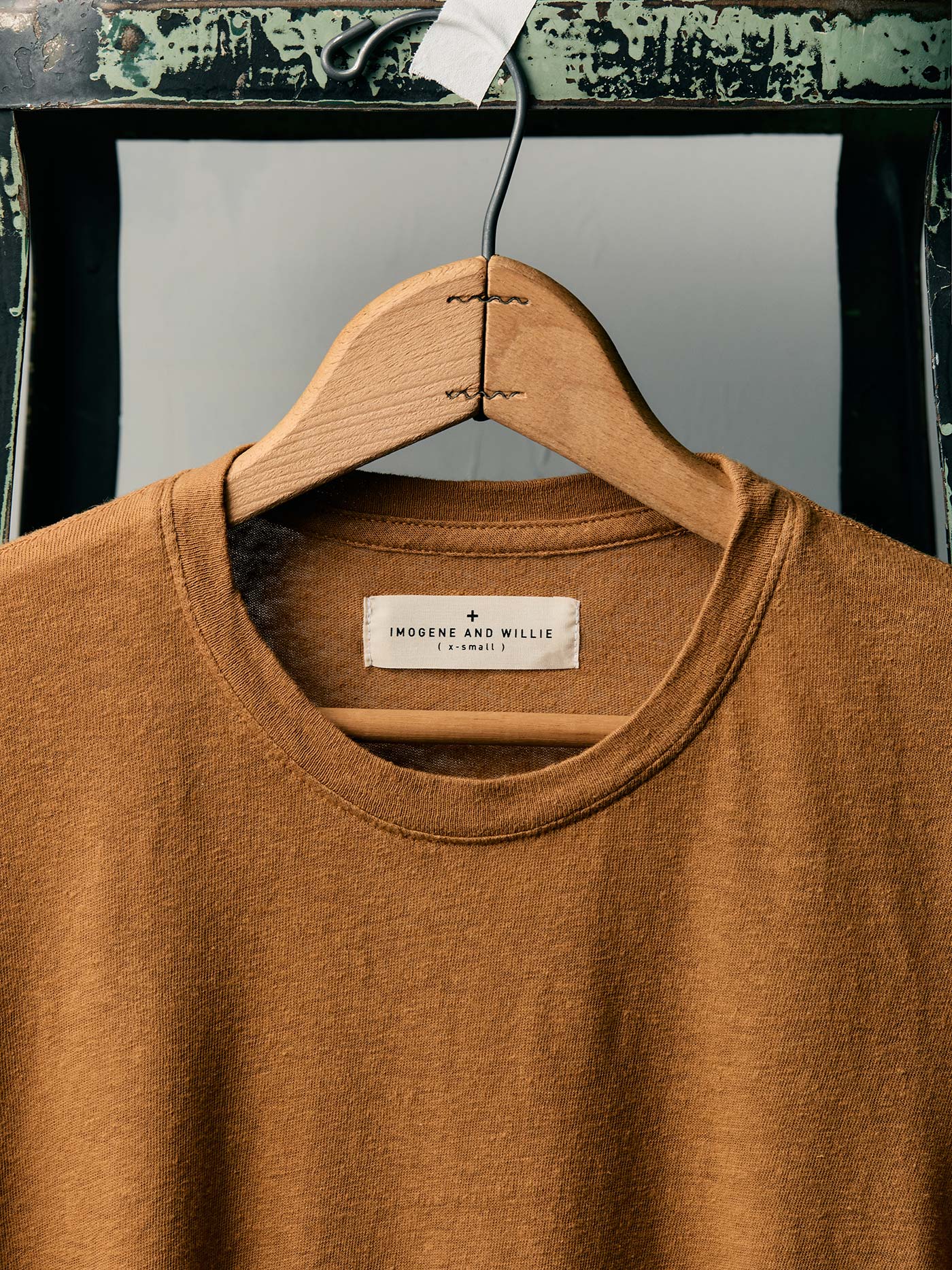 the cotton hemp tee in field brown - Image 8