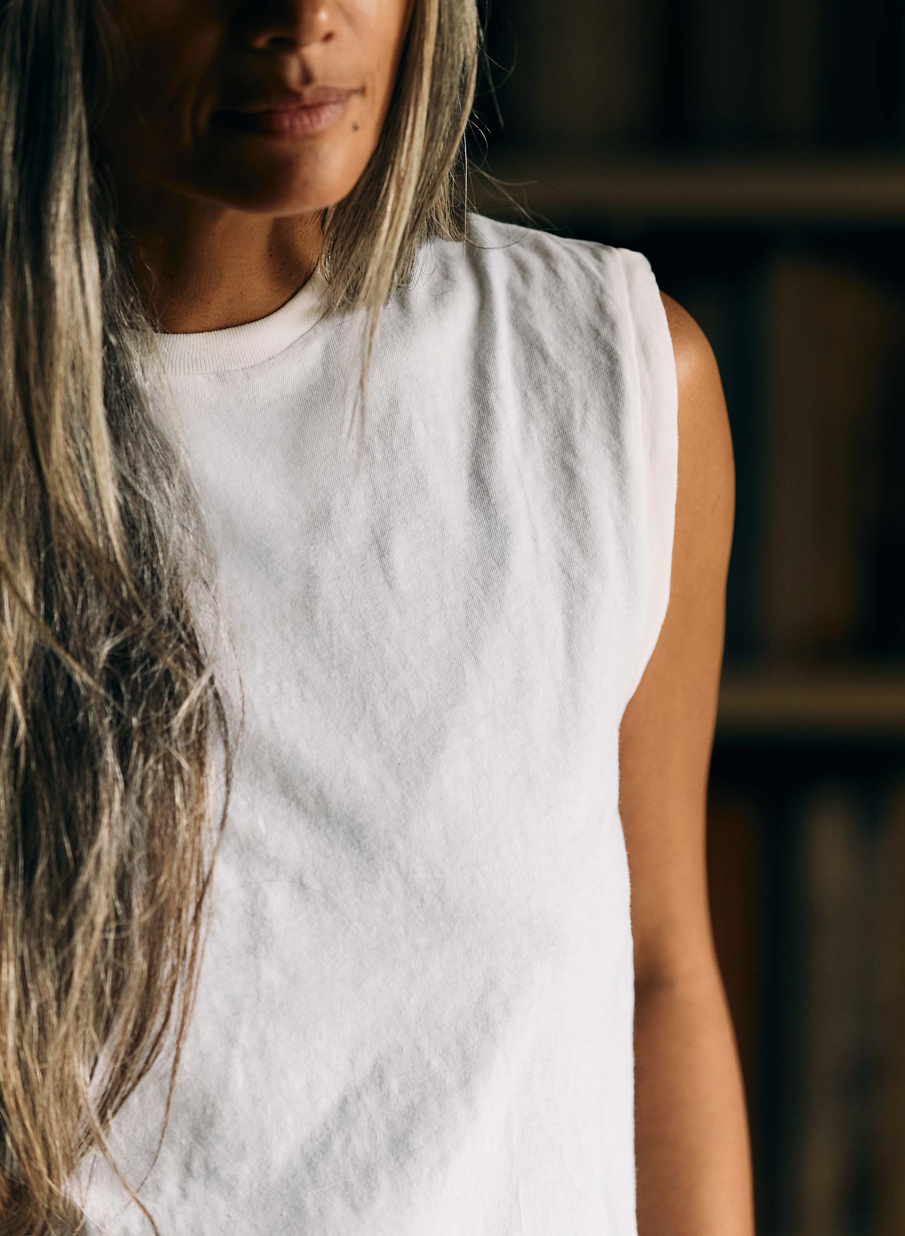 the cotton muscle tee in vintage white - Image 6