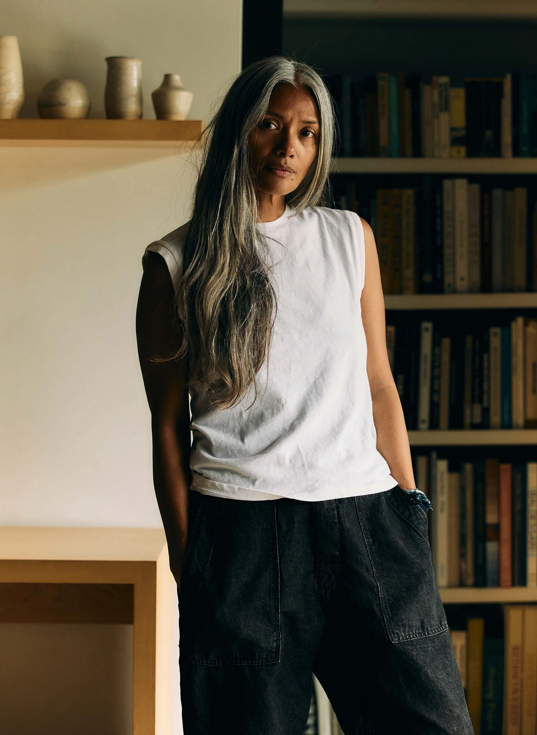 the cotton muscle tee in vintage white - Image 8
