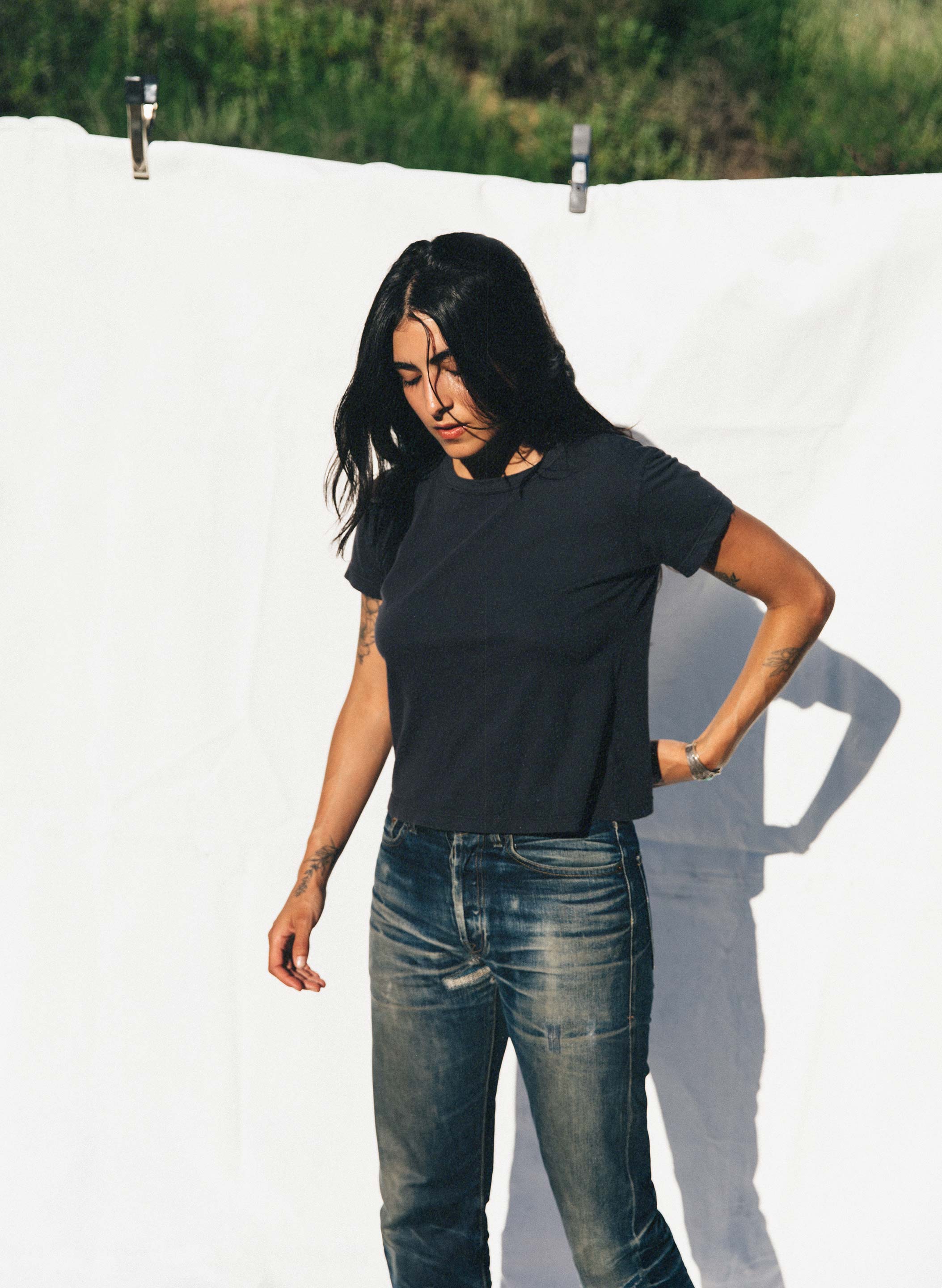 the drop tee in faded black - Image 4