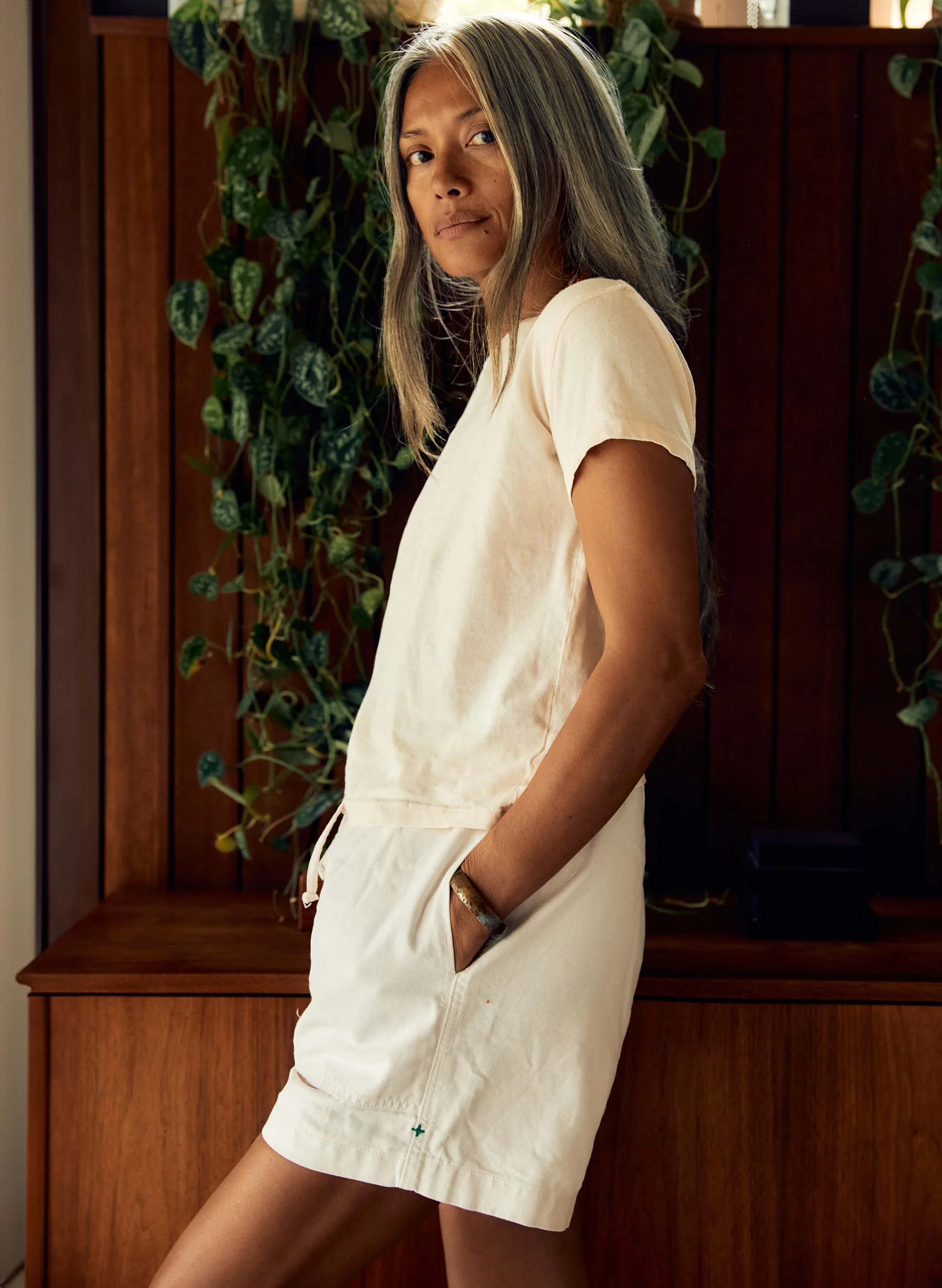 the drop tee in vintage white - Image 9