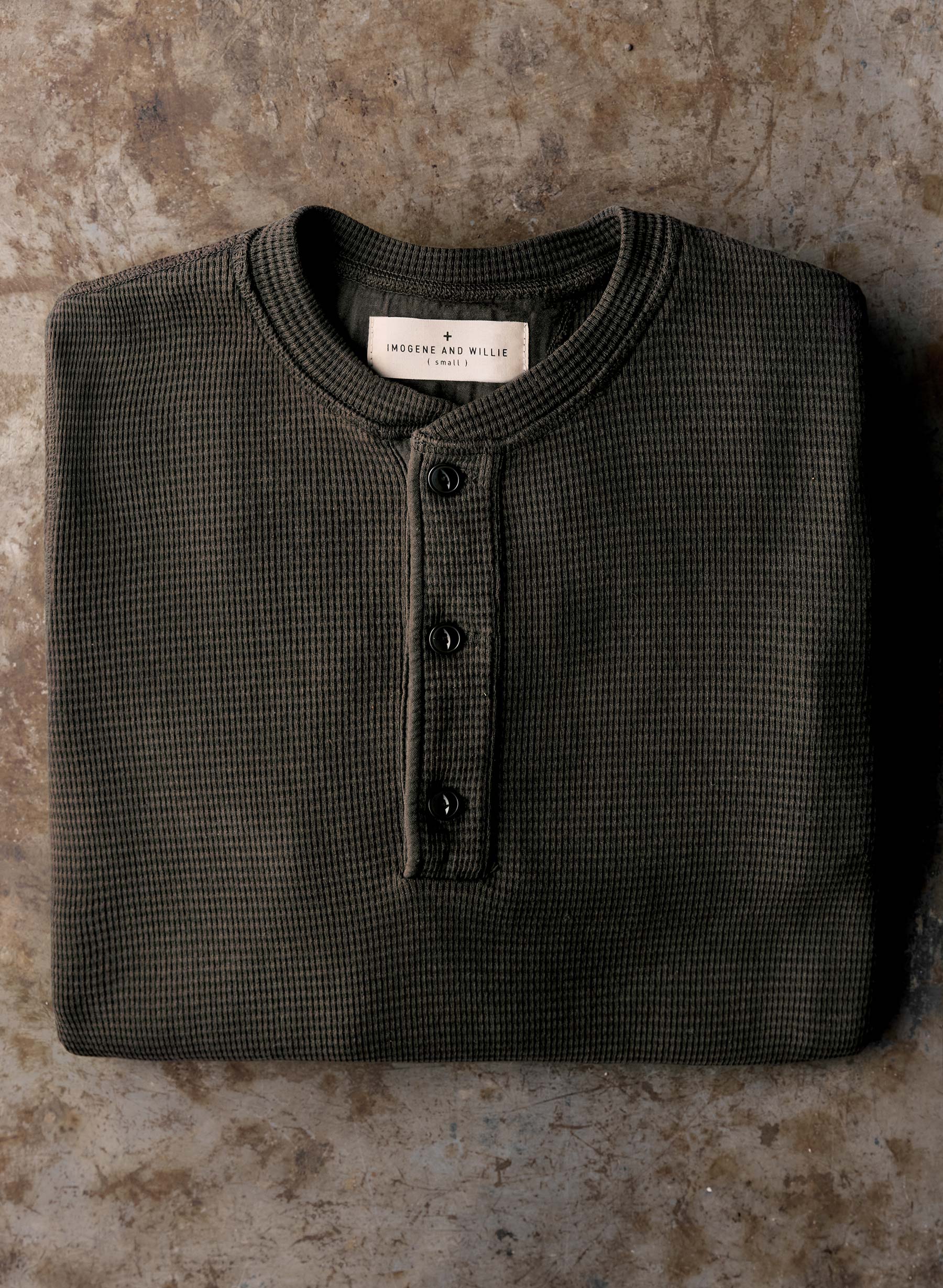 the knit waffle henley in forest - Image 4
