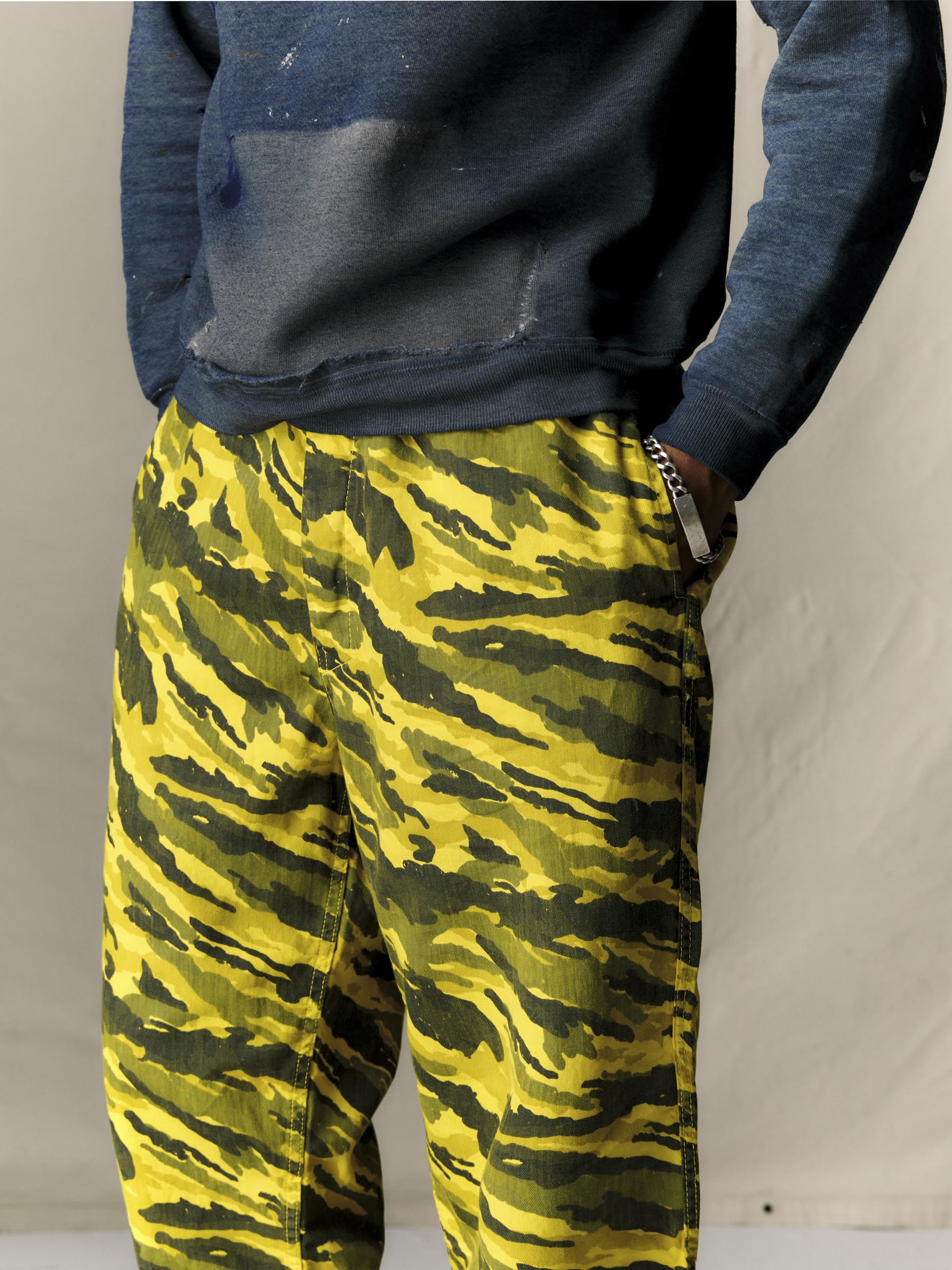 the lounge pant in brushstroke camo - Image 10