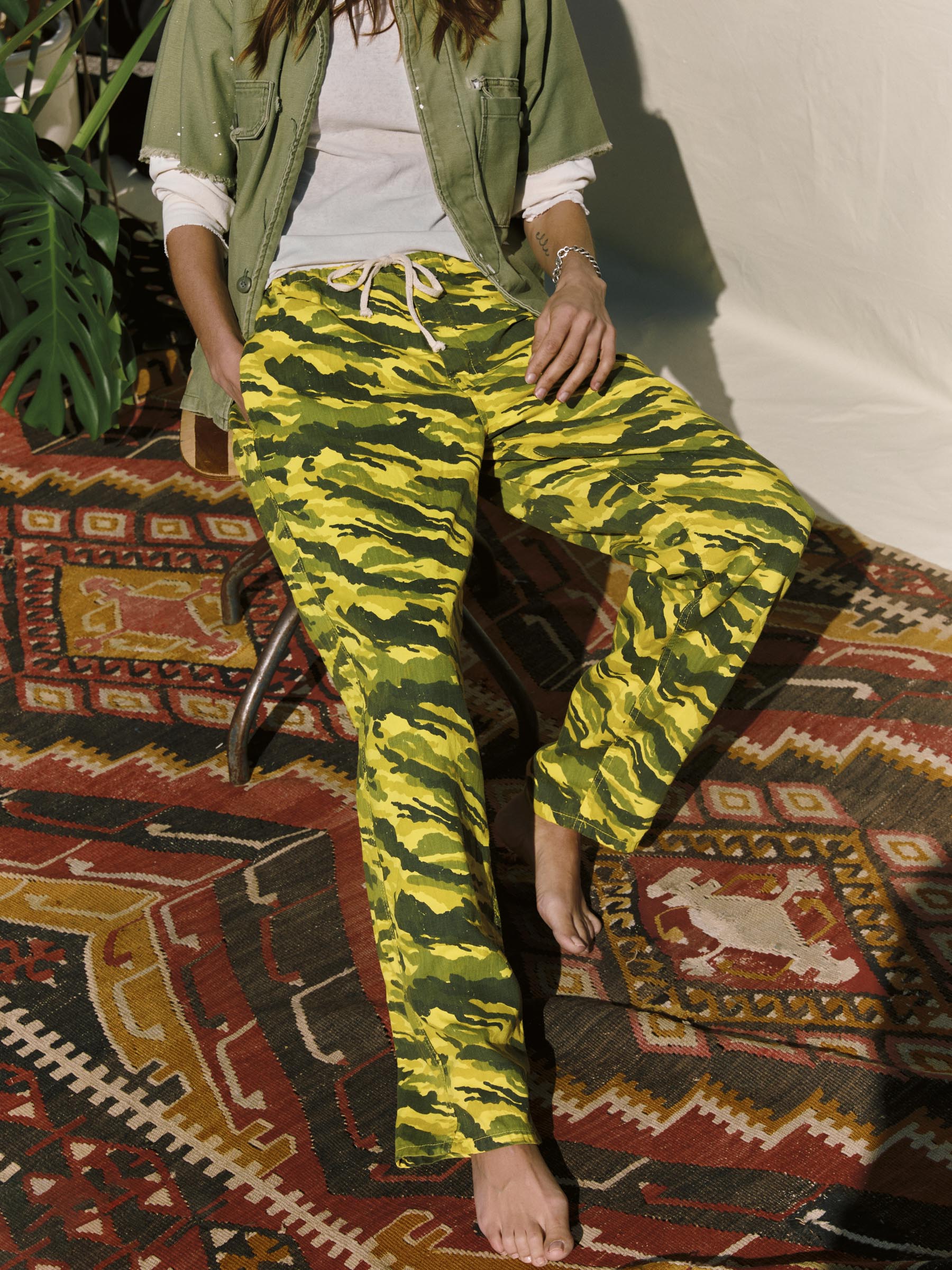 the lounge pant in brushstroke camo - Image 7