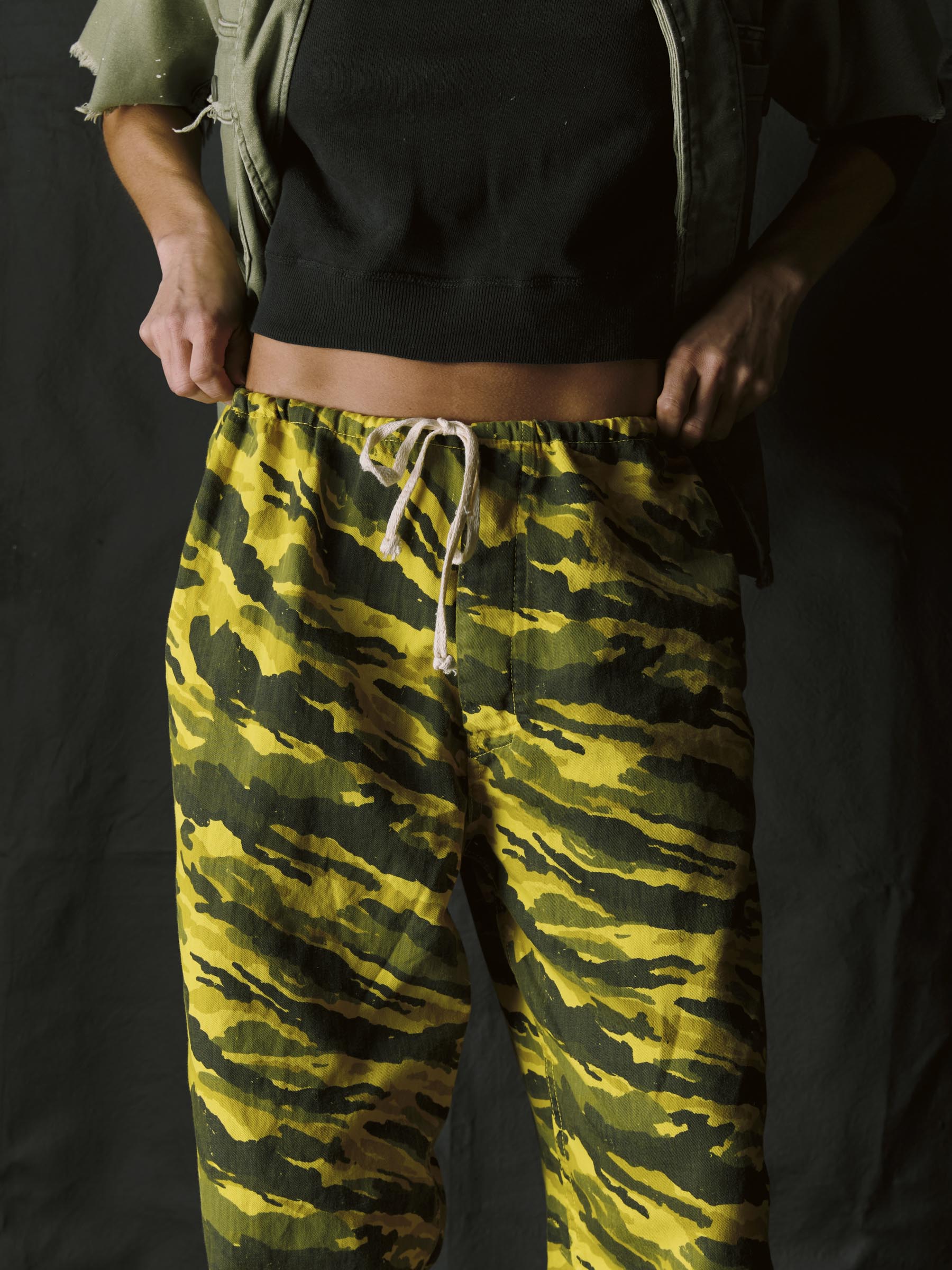 the lounge pant in brushstroke camo - Image 8