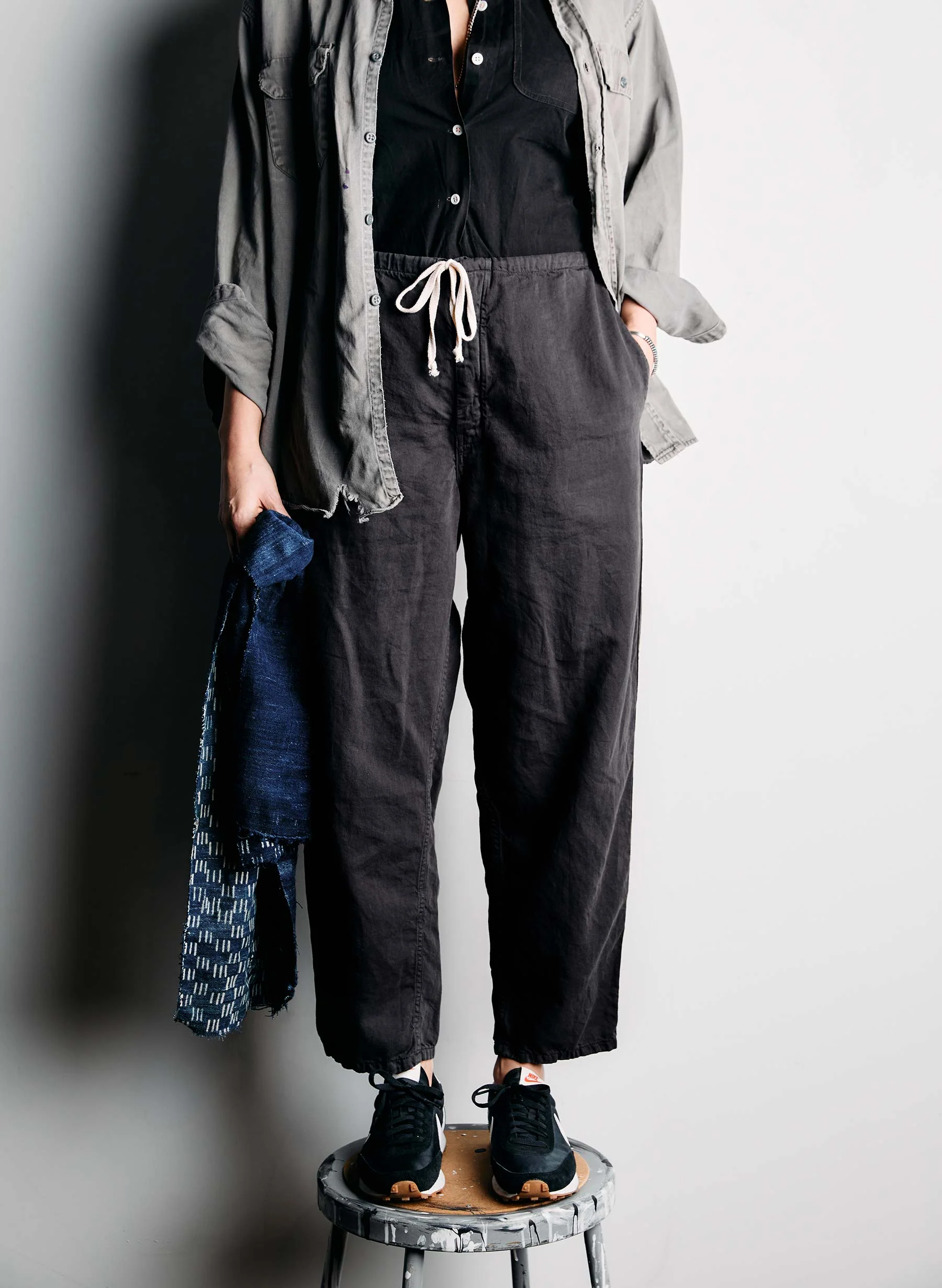 the lounge pant in faded black - Image 6