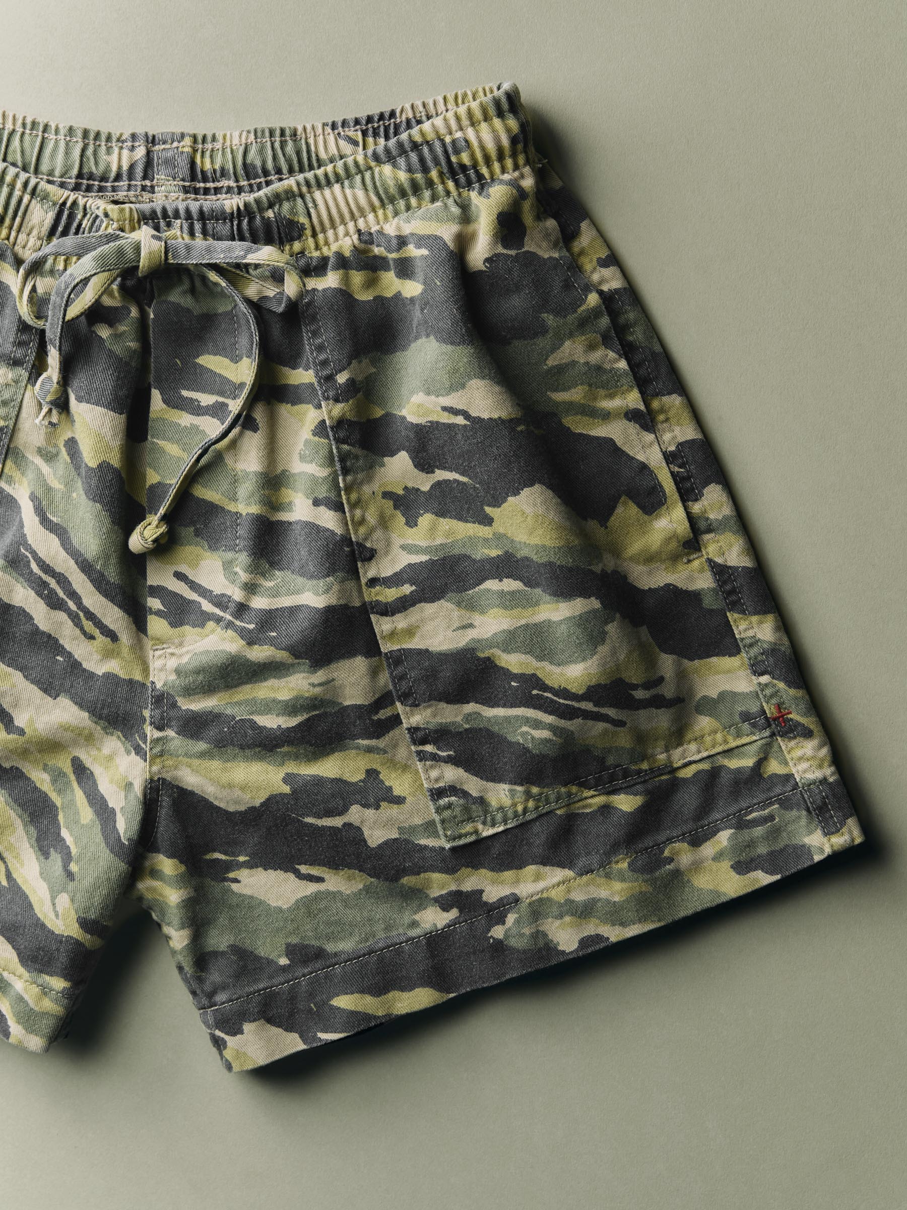 the lounge short in brushstroke camo - Image 6