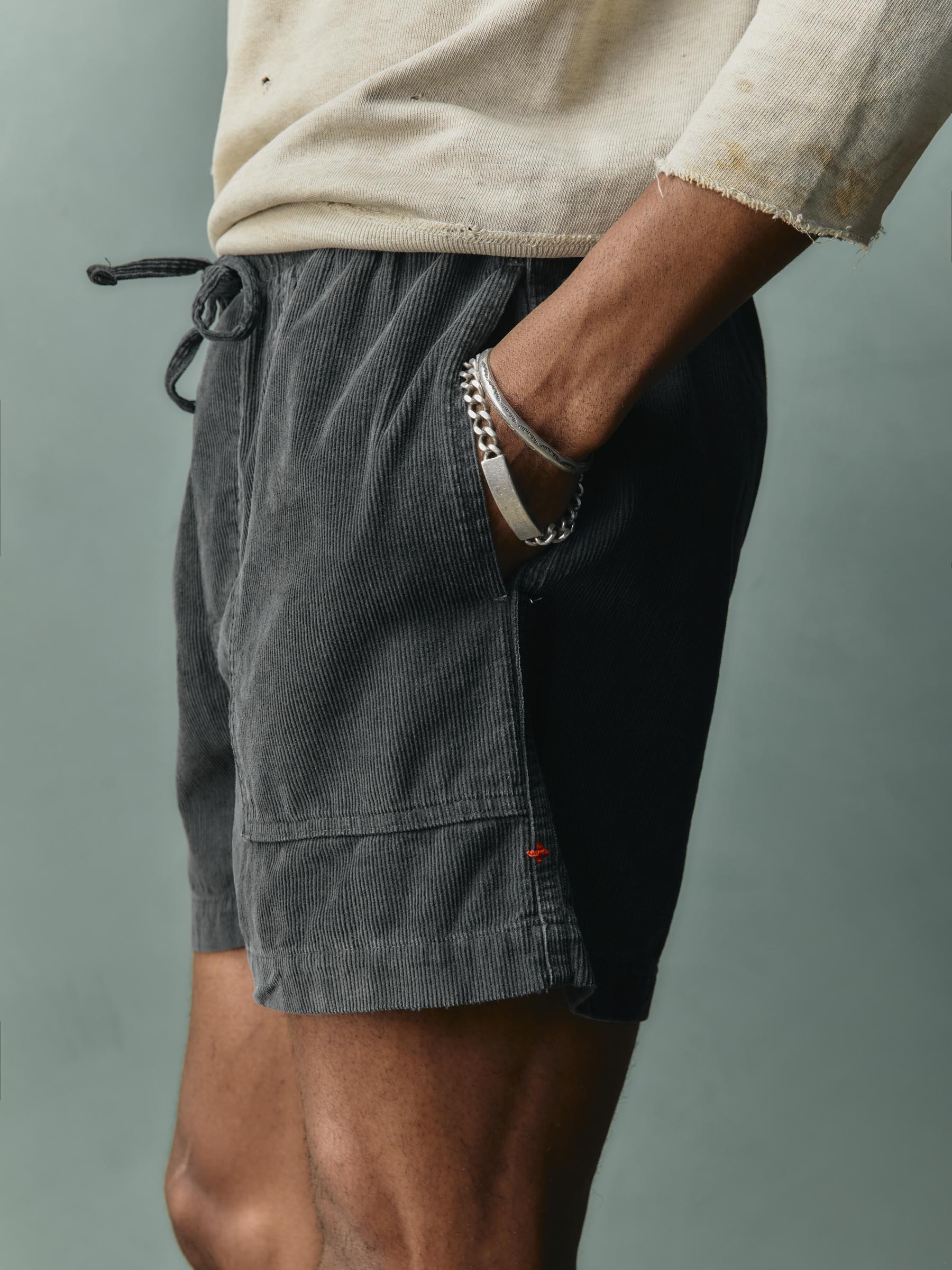the lounge short in sunfaded black cord - Image 6