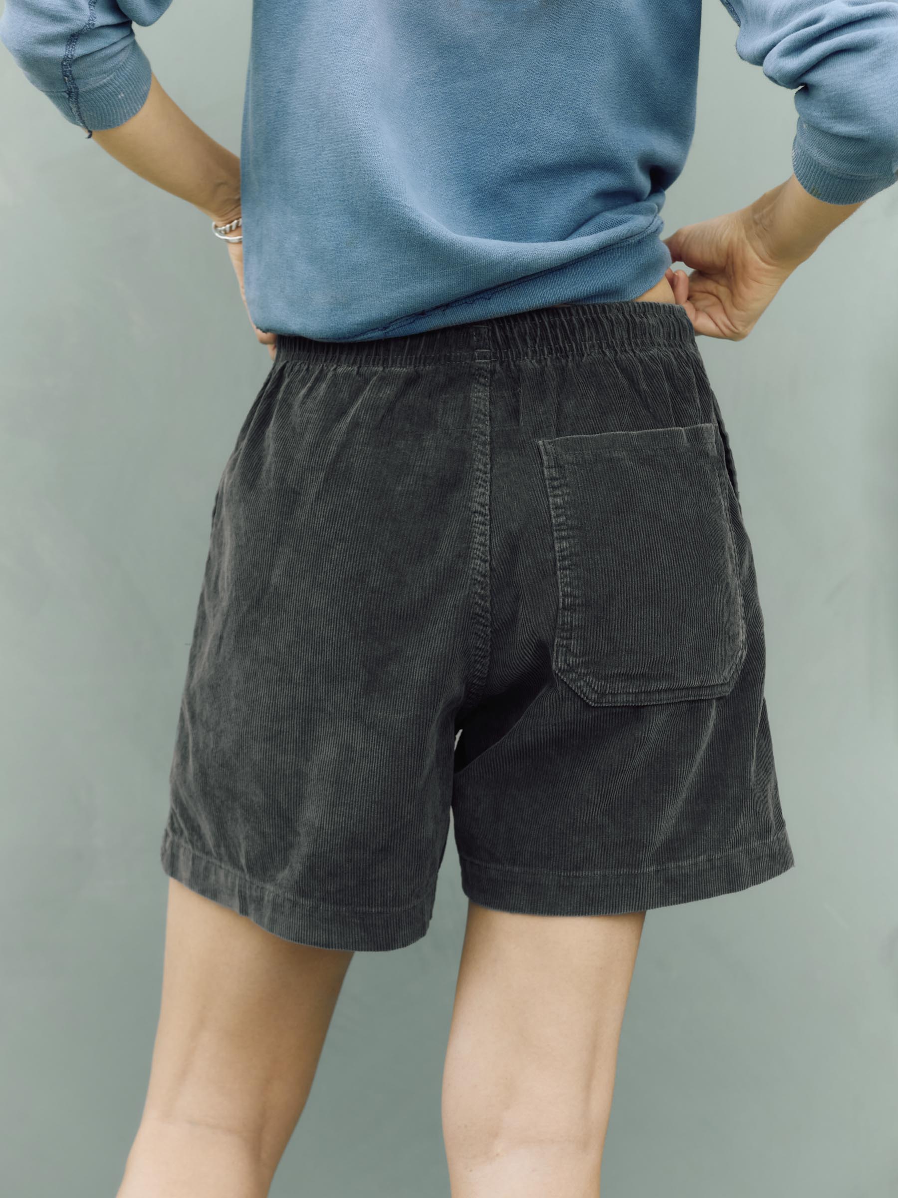 the lounge short in sunfaded black cord - Image 4